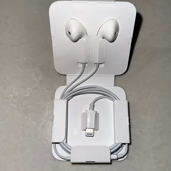 COPY - IPHONE EARPHONES - Picture 1 of 3